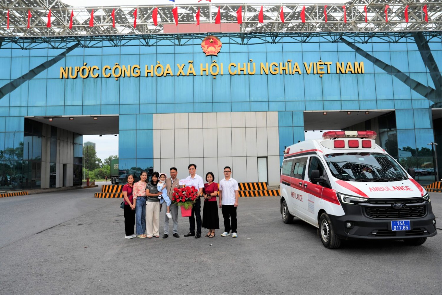 BSCKII Bùi Minh Cường, Giám đốc bệnh viện Sản Nhi, cùng đội ngũ cán bộ chuyên môn về điều trị Thalassemia đã trực tiếp ra đón bệnh nhi tại Cửa khẩu