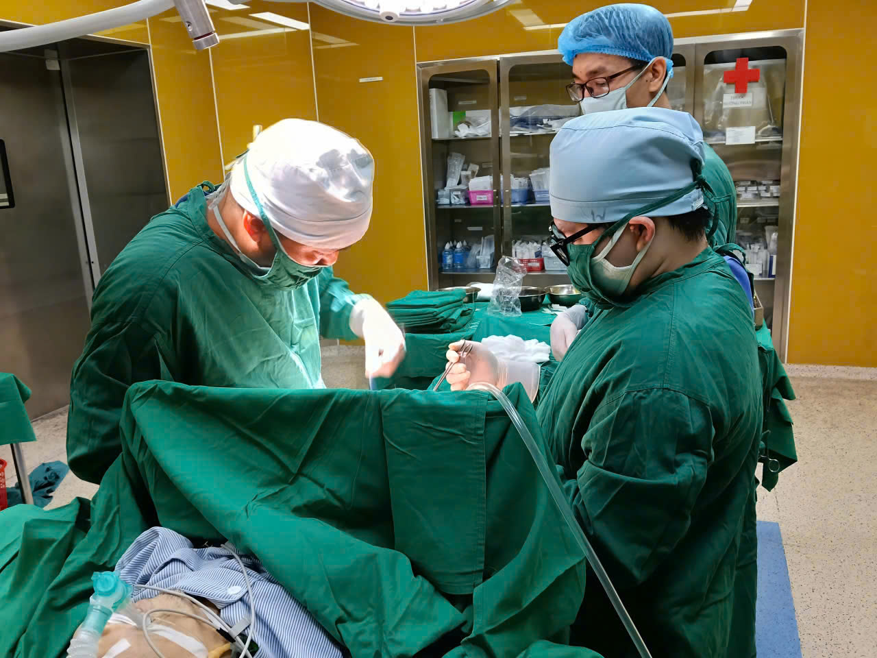 Chỉ trong vòng 4 tháng người đàn ông bị thủng đường tiêu hoá 3 lần với 4 lần can thiệp phẫu thuật. Thách thức từ một "ca bệnh khó" tại BVĐK Cẩm Phả được giải quyết nhờ hội chẩn đa chuyên khoa, liên bệnh viện.