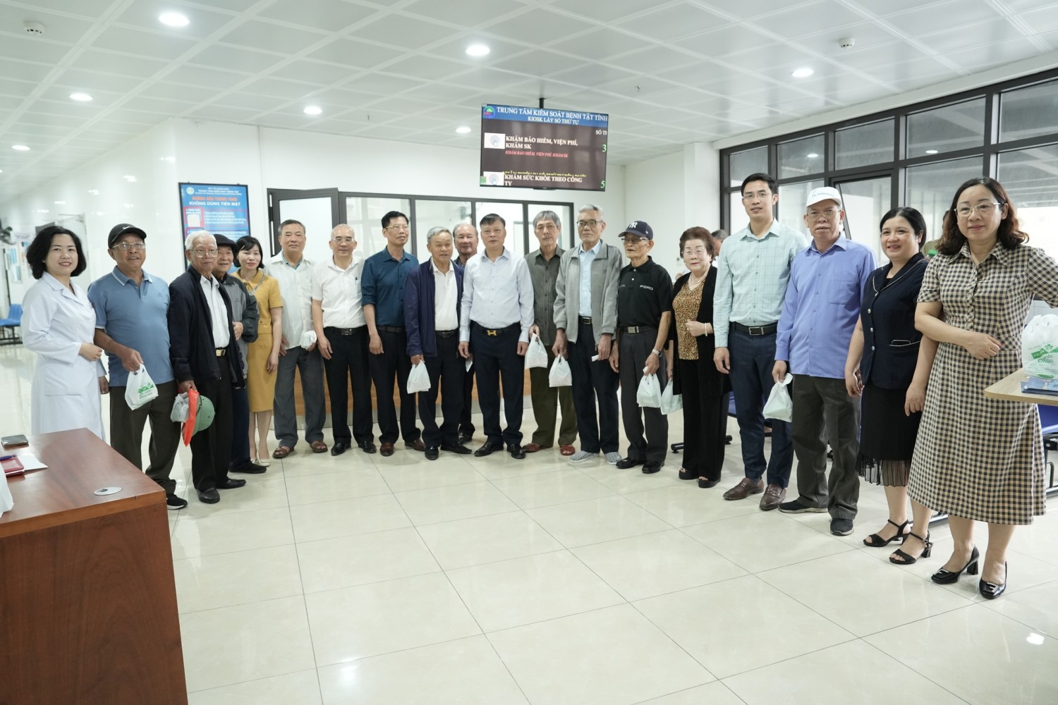 Tài chính y tế đang đổi chiều: Từ "trả tiền chữa bệnh" sang đầu tư cho sức khỏe toàn dân.
