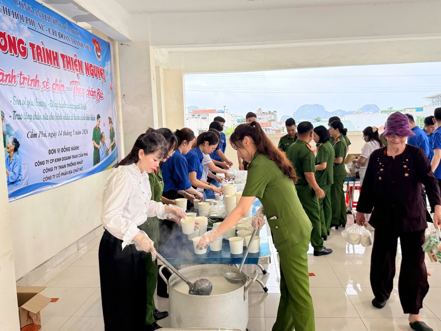 Lan tỏa yêu thương từ những suất cháo nghĩa tình