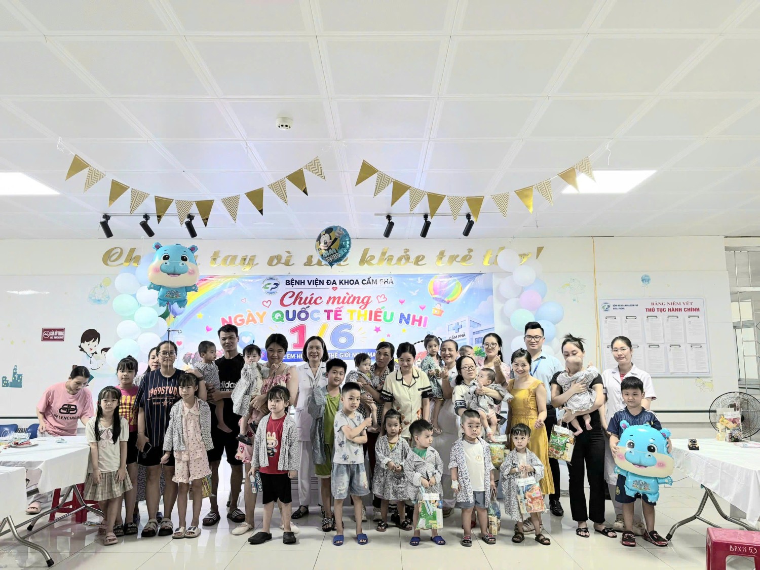 Rộn ràng tiếng cười ngày Tết thiếu nhi cùng các bệnh nhi nhí