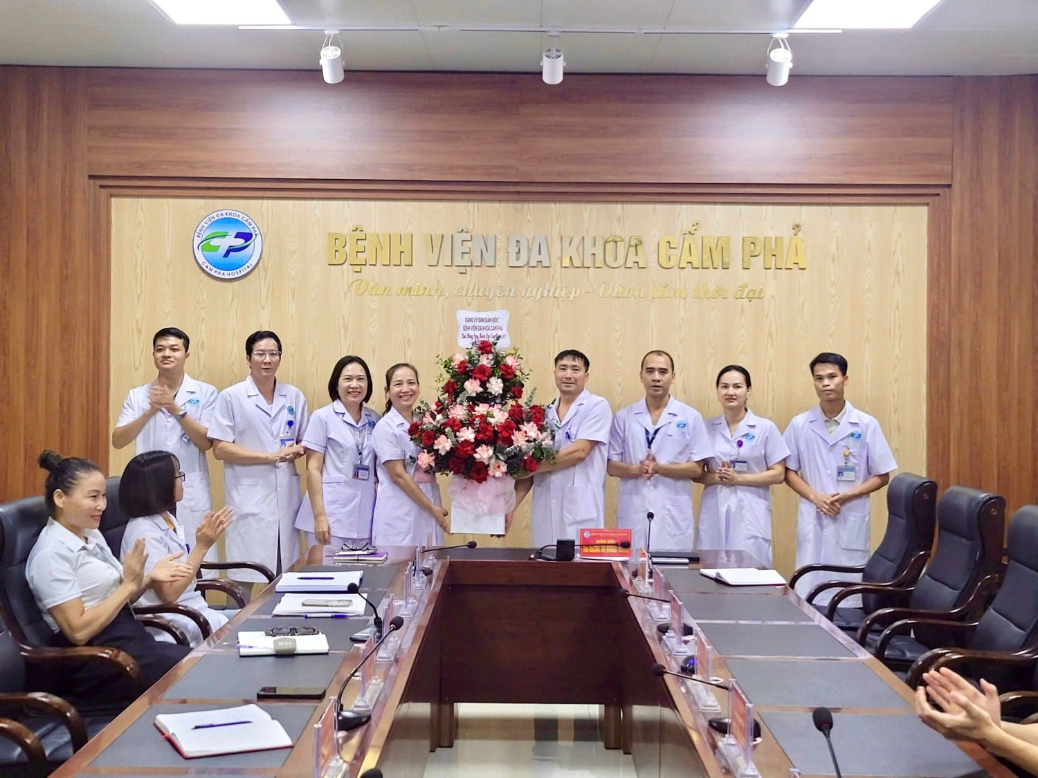 Lãnh đạo Bệnh viện đa khoa Cẩm Phả chúc mừng Công đoàn bệnh viện nhân kỷ niệm 97 năm ngày thành lập Công đoàn Việt Nam
