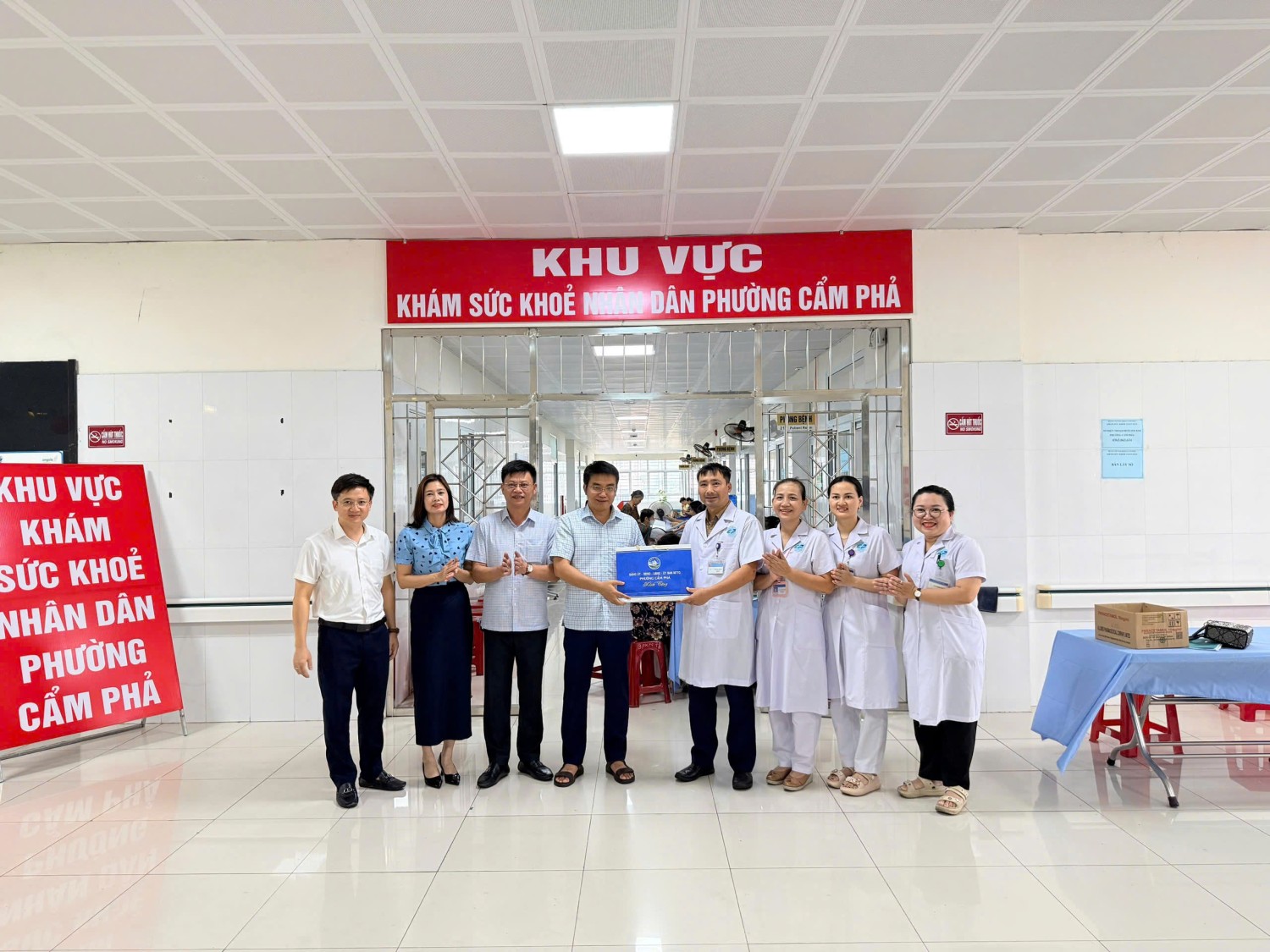 LÃNH ĐẠO PHƯỜNG CẨM PHẢ THĂM, ĐỘNG VIÊN ĐỘI NGŨ Y TẾ THỰC HIỆN CHƯƠNG TRÌNH KHÁM SỨC KHỎE TOÀN DÂN
