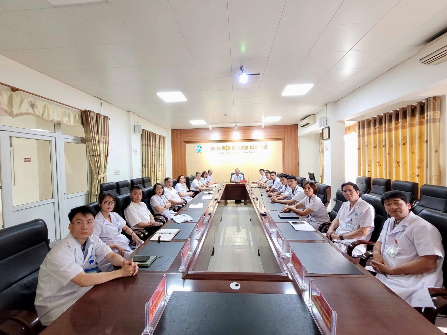 🏥 ĐẢNG BỘ BỆNH VIỆN ĐA KHOA CẨM PHẢ DỰ HỘI NGHỊ TOÀN QUỐC NGHIÊN CỨU, HỌC TẬP NGHỊ QUYẾT TRUNG ƯƠNG 3 KHÓA XIV