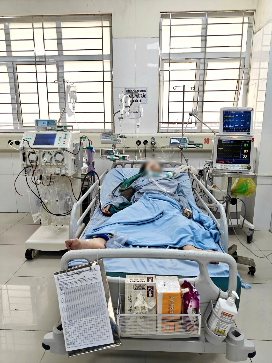 (Hình ảnh người bệnh trong những ngày nguy kịch nhất tại Khoa Hồi sức tích cực)